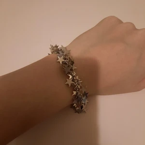 Armband  - Jätte fint armband med stjärnor. Fick i julklapp, tror det är äkta då jag inte kan ha fake. Går att justera. Pris kan diskuteras. Frakt står du för.