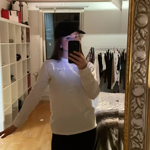 Tommy Hilfiger vit tröja XS/S - Vit tröja från Tommy Hilfiger, basic och funkar till allt. Bortsett från att texten för storleken gott bort i tvätten är tröjan i riktigt bra skick. ⚡️