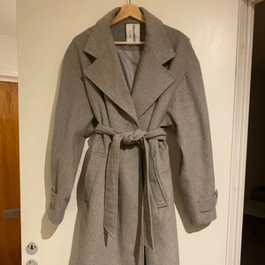 Kappa från asos - Jättevarm och mysig kappa från asos. Bra skick på utsidan( lite nopprig) men slitningar i innertyget. Kan skicka fler bilder på slitningarna. Kan gå ner i pris vid snabb affär