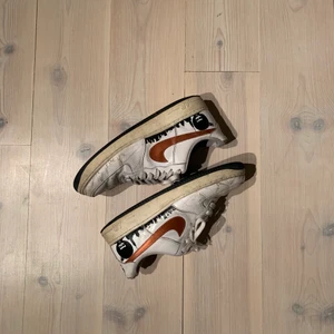 Vintage Pete rock Airforce 1 - Ett par Airforce 1 från tidigt 2000 tal men den kända rapparen Pete Rock på. De är relativt slitna men har mycket liv kvar me tanke på åldern är det svårt o få tag på ett par i bättre skick!