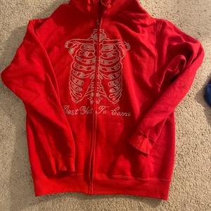 Bestyettocome - Jätte snygg tröja från best yet to come som inte kommer till användning längre❤️ storlek M och sitter lite oversized på mig som är S. Buda privat om du vill köpa🥰