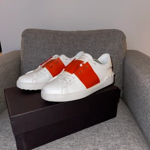 Valentino open - Säljer dessa feta valentino skor, storlek 42, box, påsar och skosnöre följer med. Bud från 2800kr