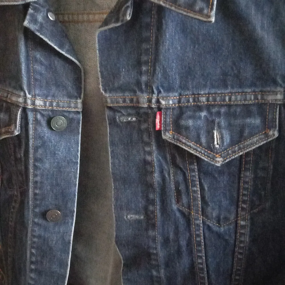 Jeansjacka inköpt på marknad i Australien. . Jackor.