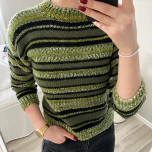 Grön stickad tröja - Riktigt cool stickad tröja, inget märke utan handgjord på röda korset! Tror egentligen det är barnstorlek men sitter bra på mig med💚