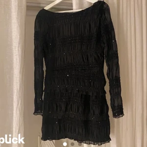 Svart klänning - Köpt här på plick men var tyvärr för stor (aldrig använd av mig, endast testad) . Storlek S och endast använd 2 gånger av förra ägaren! Skriv privat för frågor💓 från NAKD