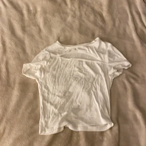 Ribbad tröja - Här är en ribbad tröja med ett hål vid brösten. Säljer denna för att den inte andvänds längre. Vill också säga att det är nån liten fläck på den men inget som syns❤️❤️