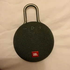Jbl clip 3 högtalare - Jag säljer den för att jag fick en större högtalare och då kommer inte den till andvänding, den fungerar precis som den ska inga skador.Orginaltrogen priset är 399kr men jag säljer den för 199 för att den är andvänd