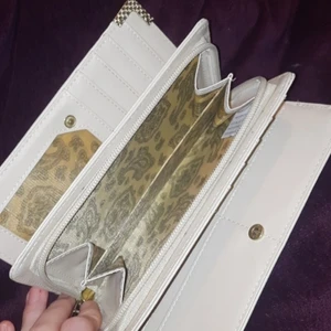 Plånbok  - En fin vit plånbok. Fick den i present men fick en annan som jag tyckte om mer. Så säljer denna. Den är i nyskick skulle jag säga, den är begagnad. Väldigt fin och rymmer bra. 