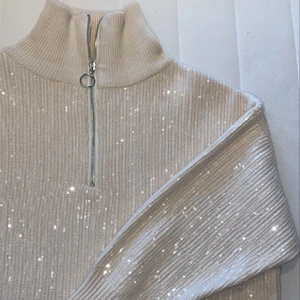 Beige zip-tröja - Beige zip-tröja från Zara i storlek S. Köpt för cirka ett år sedan men har aldrig kommit till användning. Säljer pågrund av att den inte kommer till användning. Köpt för 400, säljer för 250.💘💓