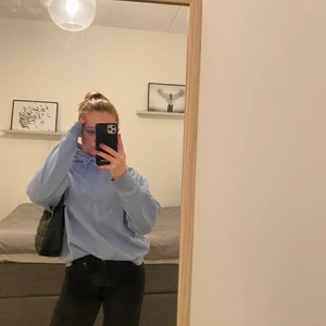 Blå hoodie  - Skön hoodie i en superfin blå färg🥰🥰