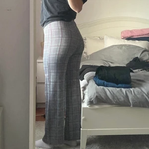 Rutiga kostymbyxor - Loosefit, högmidjade byxor som kramar åt både höfter o rumpa. Favoritbyxor men endast använda en enstaka gång då de blev försmå efter sommaren🥲