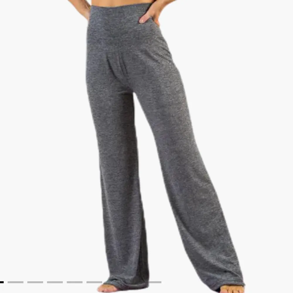 Gråa yoga pants som är väldigt sköna, använd fåtal gånger . Jeans & Byxor.