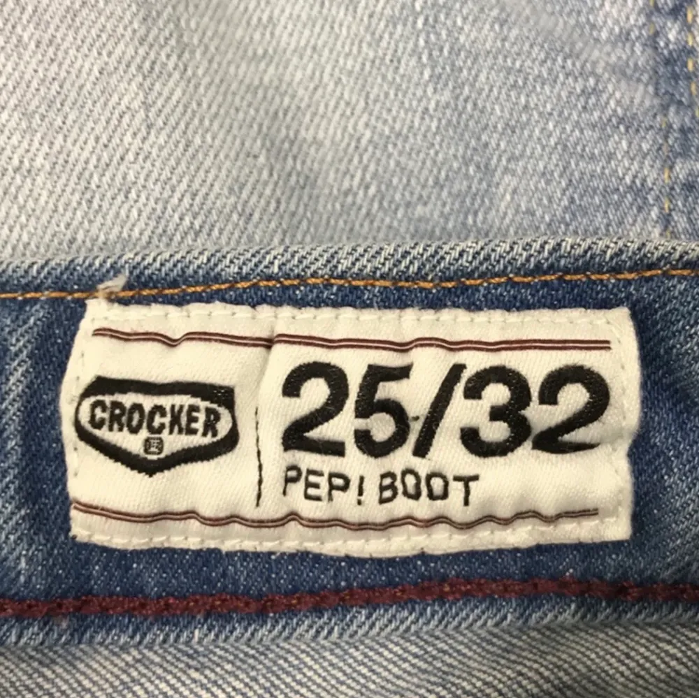 Lågmidjade Bootcut jeans från crocker storlek 25/32! Ifall ni vill ha bild hur jeansen sitter på är det bara att skriva till mig💜MÅNGA SOM ÄR INTRESSERADE SÅ LÄGG BUD💜. Jeans & Byxor.