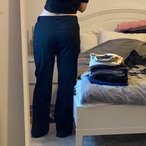 Svarta byxor  - Svarta/mörkblå byxor i styvare material men skulle ändå säga att de är kostymbyx-aktiga. Går att ha middle eller lowwaist beroende på önskad passform, sitter loose i benen. Står ej storlek men sitter bra på mig som är en 36/38🥰 (är även stretchigt material så 40 funkar)