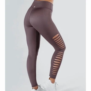 NYA Workout empire xs tights träning 34/36 träningstights  - Supersnygga, slay leggings gun metall Tights slay med hål Helt nya  ’Vår senaste kollektion Slay, inkluderande våra Slay tights, tar både träningskläder och mode till en helt ny nivå. Vårt unika slashmönster får dig att se ut som en krigardrottning oavsett om du är på klubben, gymmet eller i soffan en söndag. Visa att du är redo att slåss för vad du vill ha och förtjänar, samtidigt som hålen ger frisk luft och låter din hud andas. 