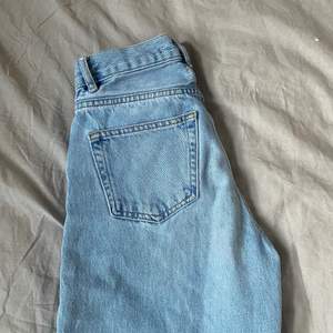 Snygga midrise jeans i en fin ljusblå färg!! De är uppsydda i längden. Kom privat för fler bilder och mått om du har någon fråga💞💞 Köpare står för frakten💞LÄS BIO (tar betalt via swish, köp inte direkt)