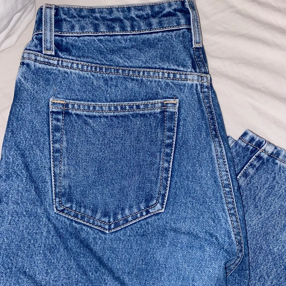 Säljer mina mörkblåa weekday jeans pga att de blivit för små. De är i stl 26/32, passar mig i längden som är runt 170 cm. . Jeans & Byxor.