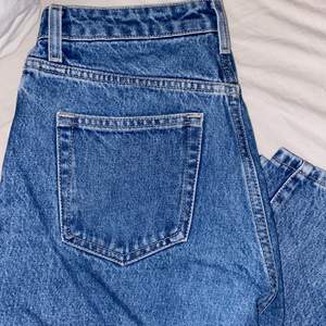 Säljer mina mörkblåa weekday jeans pga att de blivit för små. De är i stl 26/32, passar mig i längden som är runt 170 cm. 