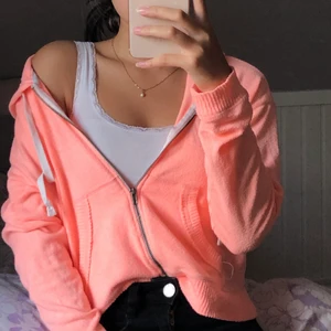 rosa hollister kofta - jättesöt neonrosa kofta som är lite cropped :) är av tunnare material (väldigt skön o mjuk), så perfekt för varmare dagar.