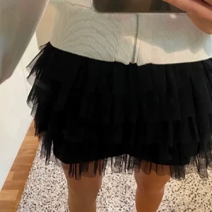 Svart tyllkjol  - Säljer denna slutsålda kjolen från zara💞 (lånad bild) buda i kommentarerna!! BUDGIVNINGEN AVSLUTAS DEN 10 JANUARI KL 12