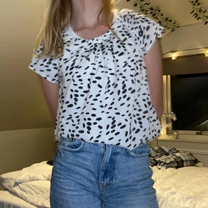 FIN BLUS MED PRICKAR - Vit svart