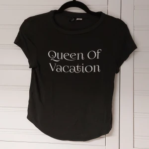 Croppad T-shirt  - Mörkgrå/svart croppad T-shirt med vit text 