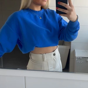 Blå sweatshirt - Jättefin blå sweatshirt i en overzized modell , har vikt upp den här på dessa bilderna men är ganska ”lång”. 