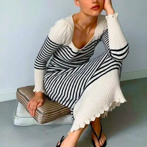 Klänning från Zara - Klänning från Zara i storlek M, köpare står för frakt 