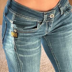 Lågmidjade jeans från G-Star. Sjukt sköna och stretchiga. Fint skick. Strlk W24/L32 men skulle säga att de passar en 34. Rak modell, EJ bootcut :)