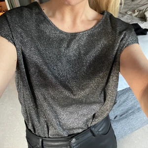 T-shirt glittrig x BIKBOK (M) - OM PLAGGET •Glittrig lite boxig t-shirt från BIKBOK.  •Grå med glitter. •Storlek Medium.  •Använt max två gånger så i nytt skick.  *Har på mig plagget på bild för att du tydligare ska se passform. Jag är 173 cm.   Tacksam om du kan hämta vid Avenyn. Och tar helst Swish ☽