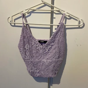 Spetstopp - Säljer denna otroligt fina lila spetstopp då den inte kommer till användning, endast använd 1 gång. Toppen har justerbara band vilket gör att man kan ändra beroende på vilken passform man vill ha. Skriv för fler bilder💕