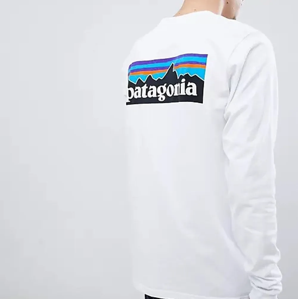 En fräsch vit långärmad patgonia tröja/t-shirt som fungerar till allting. Använd väldigt sällan och är därför i bra skick. Storlek S.. T-shirts.