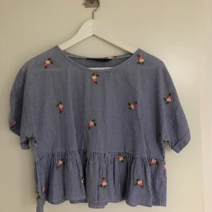 Blus Zara  - Söt blus från Zara med Blom-detaljer, storlek S. Mycket bra skick, använd ca 2 ggr. Frakt tillkommer☺️