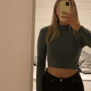 Sporty zip top - Säljer denna sjuukt snygga topp med dragkedja från nelly. Färgen gör sig inte rättvisa på bilden utan är lite ljusare i verkligheten. Andra färger av tröjan säljes för 299kr på Nellys hemsida. Köparen står för frakten💚