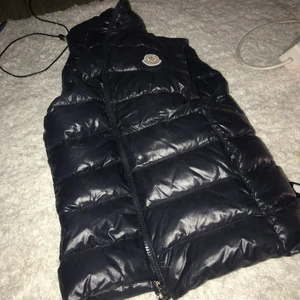Moncler  - Äkta Moncler väst, inga hål 