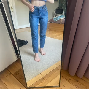 Mom jeans  - Sköna jeans med bra material. Sällan använda, mycket bra skick. Ifrån Malta så märke oklart. Hyfsat korta, Jag är 158 