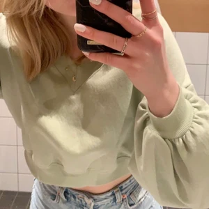 Sweatshirt - Kommer inte till användning. Bra skick. Köparen står för frakten, men kan mötas upp i Sthlm. I strl xs men passar s också 