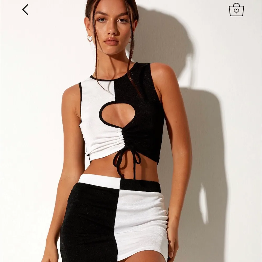 Helt oanvänd, köpt från Motel Rocks. Skit snygg kjol och topp, köpt för ungefär 600 kr säljs för mindre än halva priset💗. Kjolar.