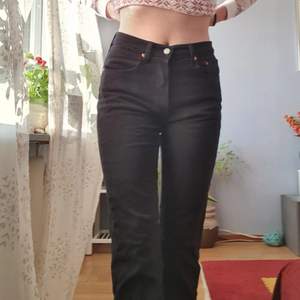 Säljer dessa levis jeans i modellen 501. Kommer tyvärr inte till användning samt är lite för korta för min smak, är i fint skick. 