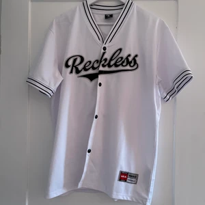 Tröja - Snygg vit tröja/kofta i storlek s i nyskick :) 