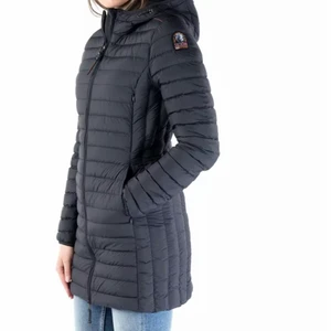 Parajumpers dunjacka dam  - Jag säljer nu min pjs dunjacka pga att jag tröttnat på den, den är i bra skick använd ett fåtal gånger skicka ett meddelande så kan ni få mina bilder pris kan diskuteras Strl L passar även M 