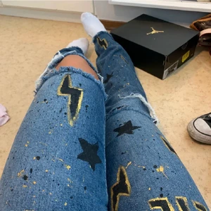 Acne jeans - Coola och unika acne jeans i en rak modell, jag har målat på de och fler bilder kan skickas. Storleken är 34/36. Pris går att diskutera vid snabb affär 