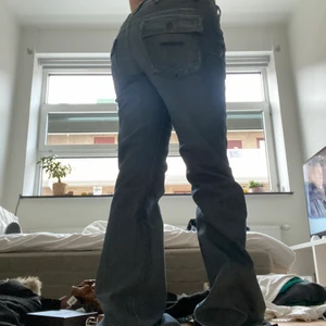 Yanuk jeans - Säljer mina jätte jätte snygga lågmidjade bootcut jeans från märket yanuk, dem är köpta här på Plick och är i väldigt bra skick! Innerbenslängden är 84cm och midjemåttet är 43cm❤️ sitter super fint i rumpan! Dem är lite gråblåa k färgen, man ser färgen bäst på sista bilden! Dem är näst intill nya och har inga defekter eller något! Priset kan diskuteras