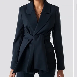 Blazer - Supersnygg mörkblå blazer från NAKD med tillhörande band. Endast använt en gång. 300 exkl frakt.