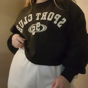 Hoodie  - Detta är en crêpes hoodie ifrån gina i storlek S. Den har väldigt skönt material och den är ribbat vid armarna och vid halsen men om ni vill ha mera bilder så är bara att kontakta mig. Nu säljer jag denna för 40 kr 