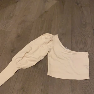 One arm tröja från na-kd - Stl:xxs, aldrig använt pga för stor, fint skick, cream vit 