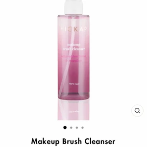 Hickap brush cleanser - En riktigt bra borst-rengöring som är väldigt enkel och smidig att använda. (Den har fått toppbetyg på hemsidan). Är nöjd med allt med produkten men tyvärr är jag väldigt känslig för dofter, vilket denna produkt innehåller. Det är en god och mild doft men jag är som sagt känslig mot minsta lilla så ville inte riskera något🥰 Därför säljer jag denna vidare! Jag har endast testat produkten på 2 borstar så den är näst intill ny vilket syns på 3e bilden! Originalpris 159kr, mitt pris 70kr😍