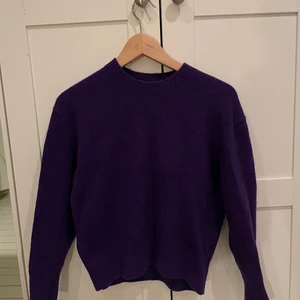 Stickad tröja - Mysig mörklila stickad tröja från stories!