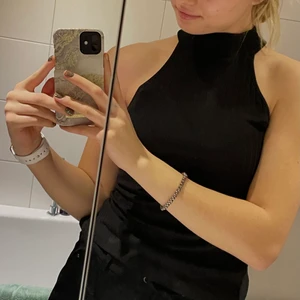 Topp - Snyggt linne med hög krage. Passar att ha under tröjor eller bara ha det själv. Köpt på Zalando och inte använd. Köparen står för frakt 💗