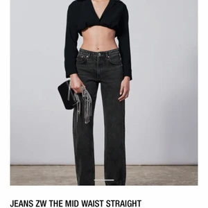 Zara jeans mid waist straight  - Säljer dom här populära mid waist straight jeansen från Zara i storlek 40. Säljer för att dom är för stora på mig🤍 Säljer för 200kr+frakt (nypris 359kr).